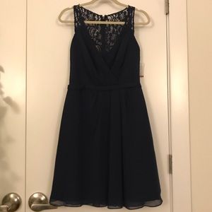 Short v-neck chiffon dress, lace back